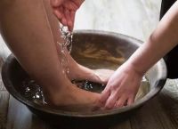 驱寒祛湿 缓解痛经健康养生的泡脚方法